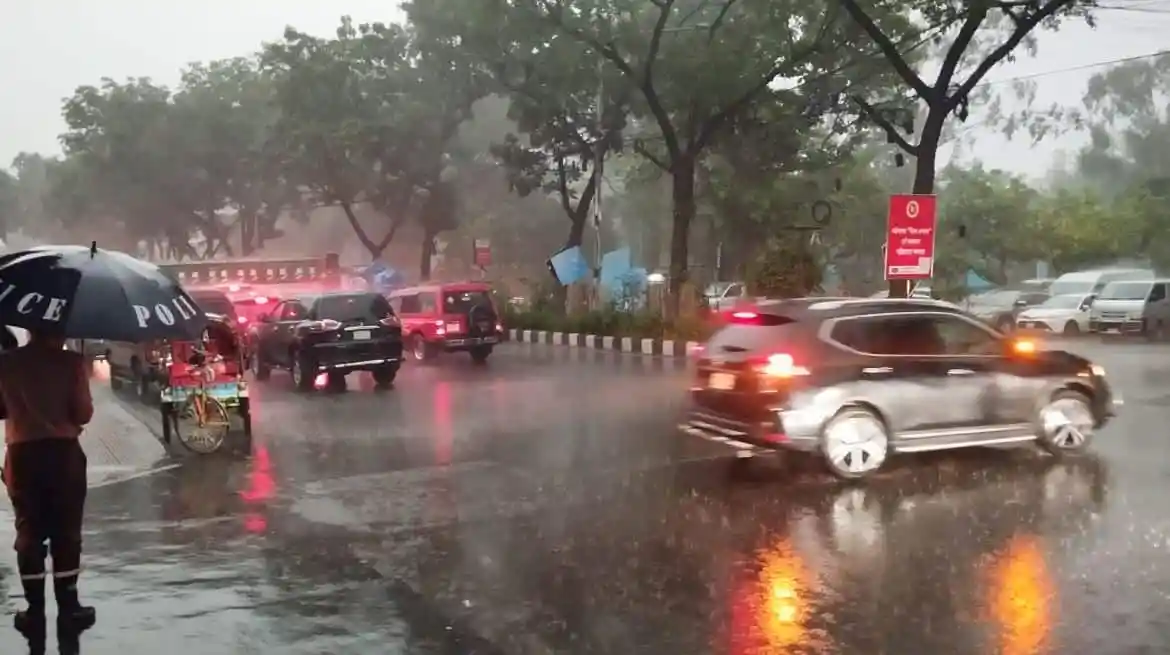 রাজধানীতে ভারী বর্ষণে যানবাহন ও পথচারীরা পানিতে ভিজছে. Channel i News - চ্যানেল আই নিউজ
