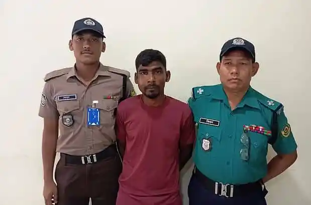 অভিযুক্ত ব্যক্তিকে পুলিশ ও আনসার সদস্যরা আটক করেছে।. Channel i News - চ্যানেল আই নিউজ