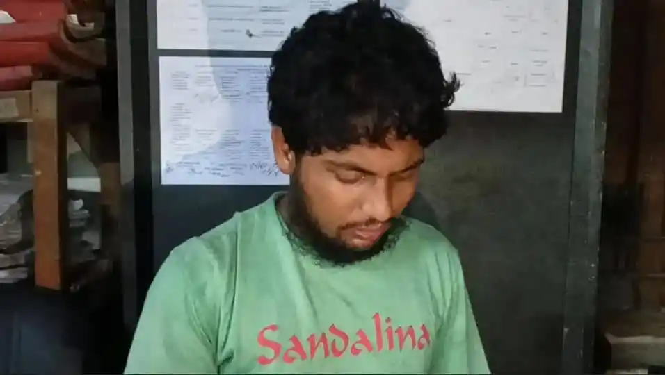 নির্বাচিত যুবক একটি সবুজ টি-শার্ট পরা, মাথা নিচু করে তাকাচ্ছে. Channel i News - চ্যানেল আই নিউজ