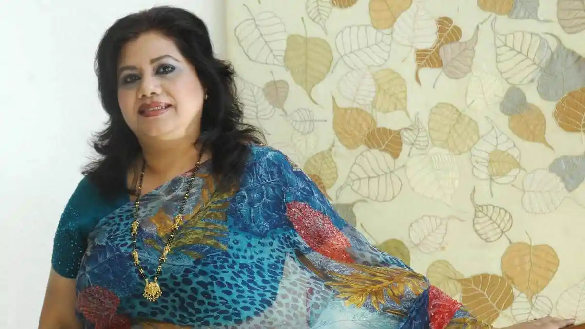 বাংলাদেশি নারী শিল্পী সুন্দর পোশাক পরিধান করে হাসছেন. Channel i News - চ্যানেল আই নিউজ