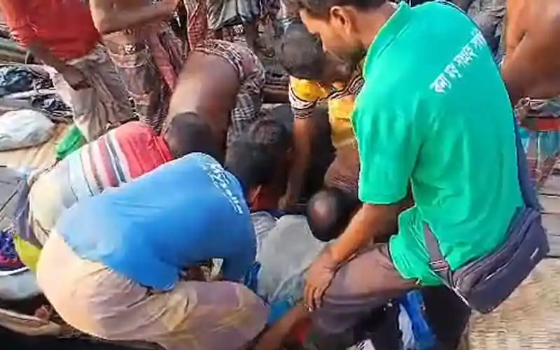 সুন্দরবনে মৌয়াল আহত, বাঘের আক্রমণে আহত মৌয়াল উদ্ধার. Channel i News - চ্যানেল আই নিউজ