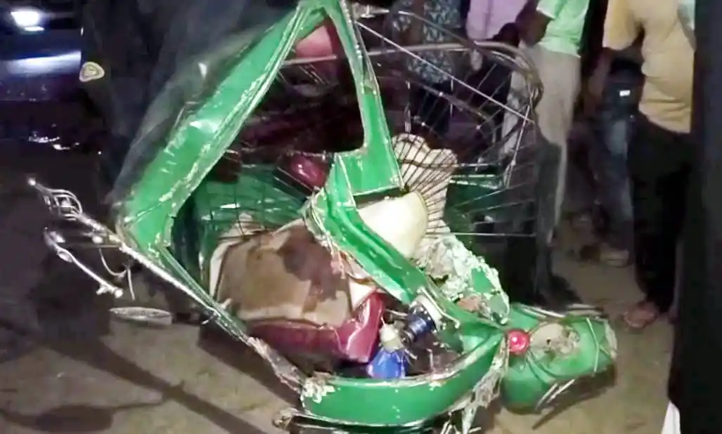 সিরাজগঞ্জে বাসের চাপায় অটোরিকশা ক্ষতিগ্রস্ত, আহত ও নিহতের ছবি. Channel i News - চ্যানেল আই নিউজ