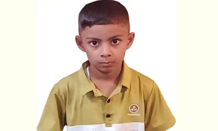 শিশুর গলায় লিচুর বিচি আটকে থাকা ছবি, শিশুর চিকিৎসার জন্য প্রস্তুত. Channel i News - চ্যানেল আই নিউজ