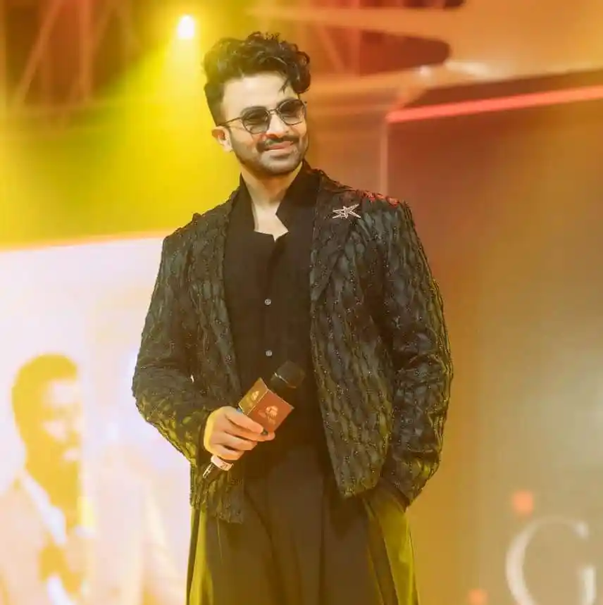 শাকিব খান সানগ্লাস ও জ্যাকেট পরে হাসিমুখে মাইক্রোফোন হাতে. Channel i News - চ্যানেল আই নিউজ