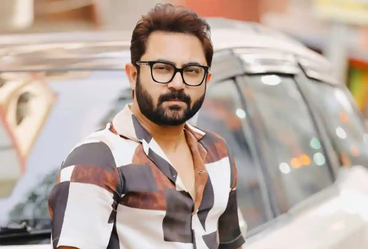 নায়ক সোহমের স্টাইলিশ ছবি, গ্লাস পরা, পেশাদার লুক. Channel i News - চ্যানেল আই নিউজ
