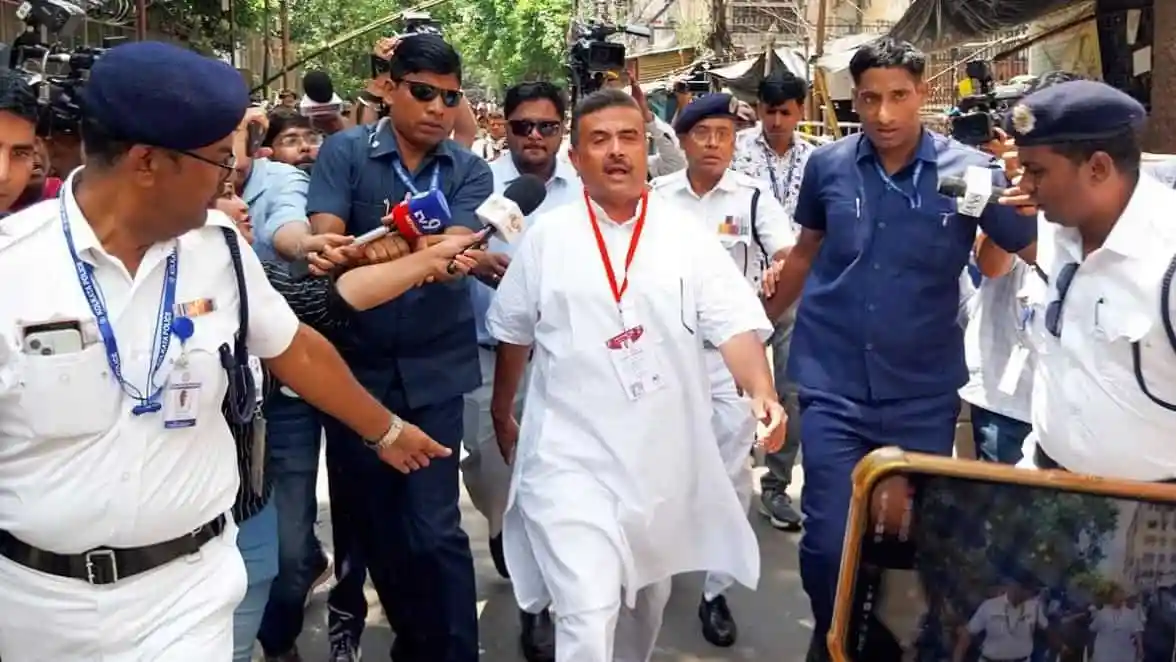 পশ্চিমবঙ্গে প্রথমবারের মতো নিরঙ্কুশ জয়ের পথে বিজেপি, নেতারা ভোটের ফলাফল নিয়ে আলোচনা করছেন. Channel i News - চ্যানেল আই নিউজ