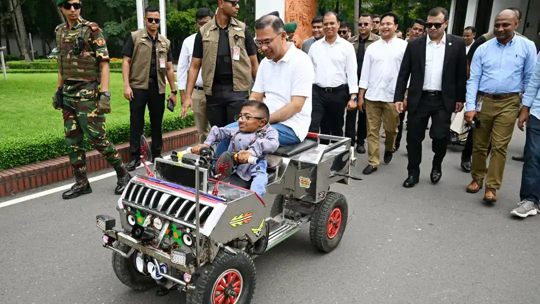 প্রধানমন্ত্রীর সঙ্গে তরুণ উদ্ভাবকের স্মার্ট কারে চড়ছেন. Channel i News - চ্যানেল আই নিউজ