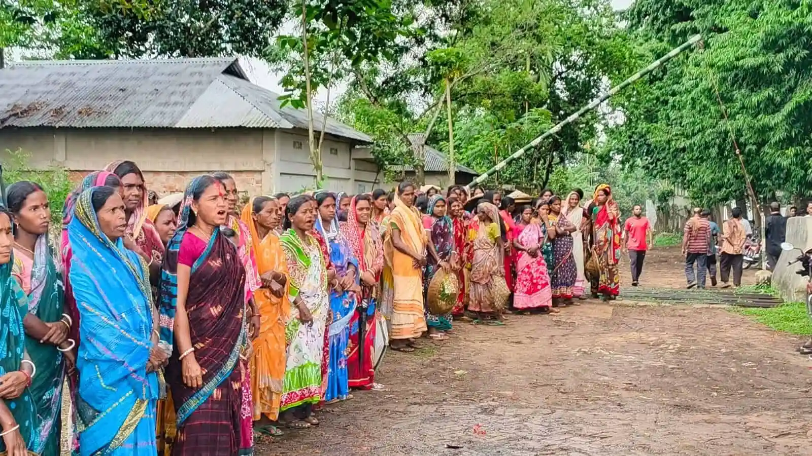 মানববন্ধনে অংশগ্রহণকারী নারীরা ক্যামেলিয়া হাসপাতাল খুলে দেওয়ার দাবি জানাচ্ছেন. Channel i News - চ্যানেল আই নিউজ