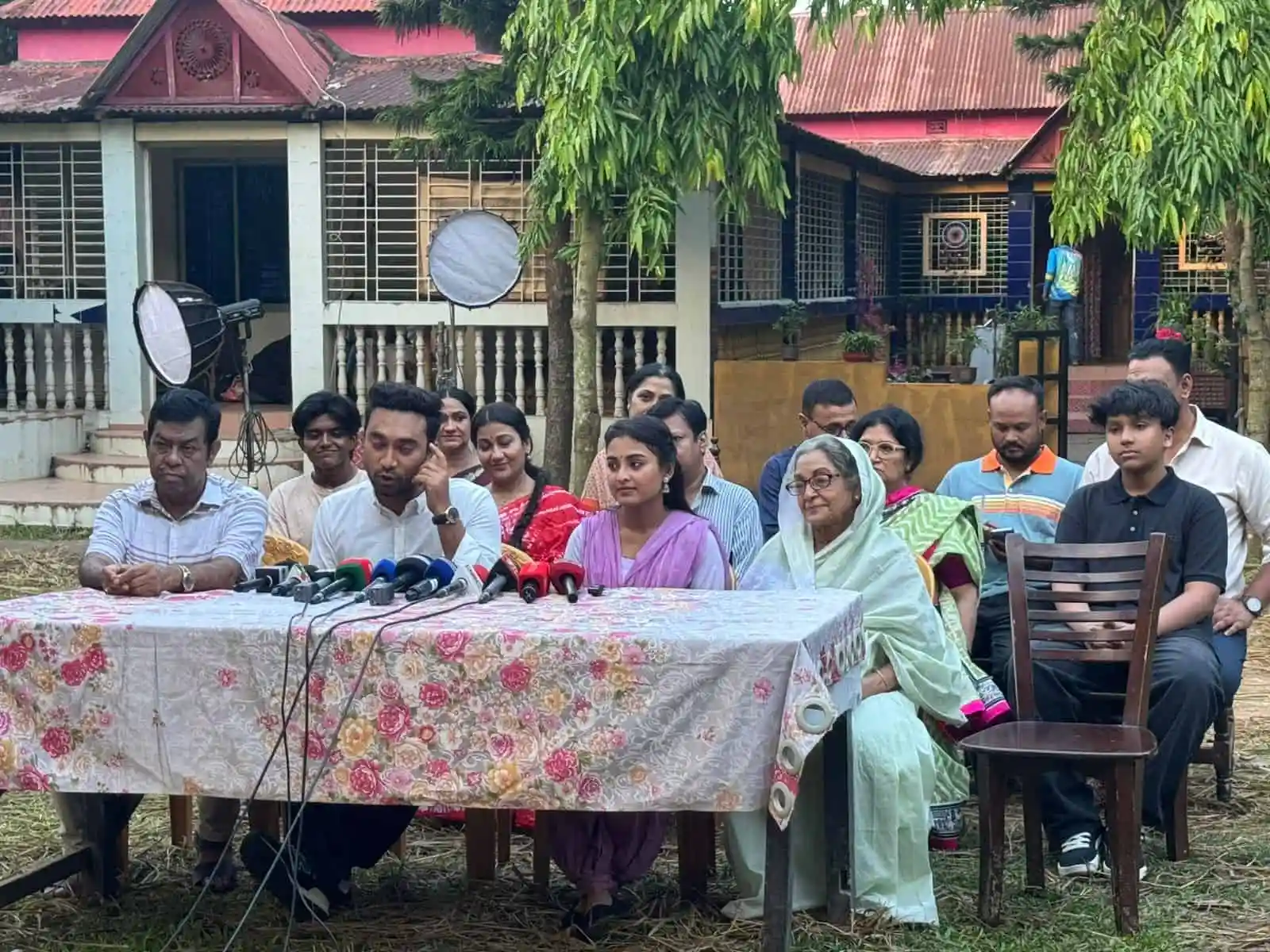বাংলাদেশের বিভিন্ন পেশার মানুষ সংবাদ সম্মেলনে অংশগ্রহণ করছে. Channel i News - চ্যানেল আই নিউজ