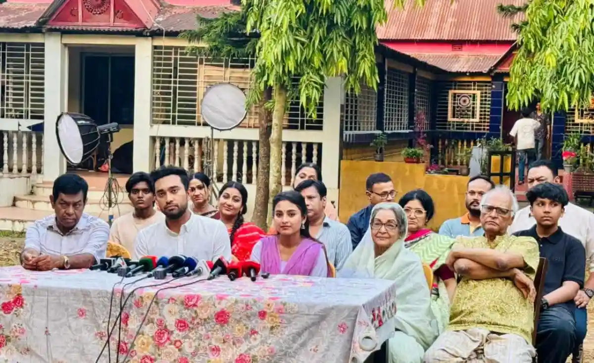 বাংলাদেশের বিভিন্ন পেশার মানুষ সংবাদ সম্মেলনে অংশগ্রহণ করছে. Channel i News - চ্যানেল আই নিউজ