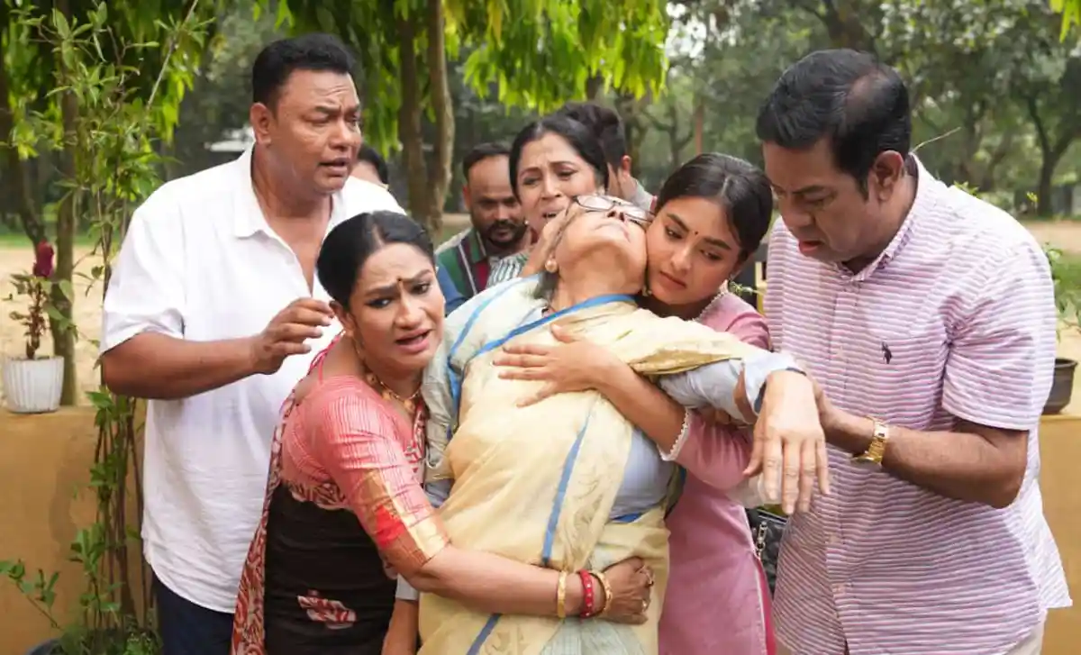 নাটকের দৃশ্যে এক নারীকে সাহায্য করতে ব্যস্ত অভিনেতারা. Channel i News - চ্যানেল আই নিউজ
