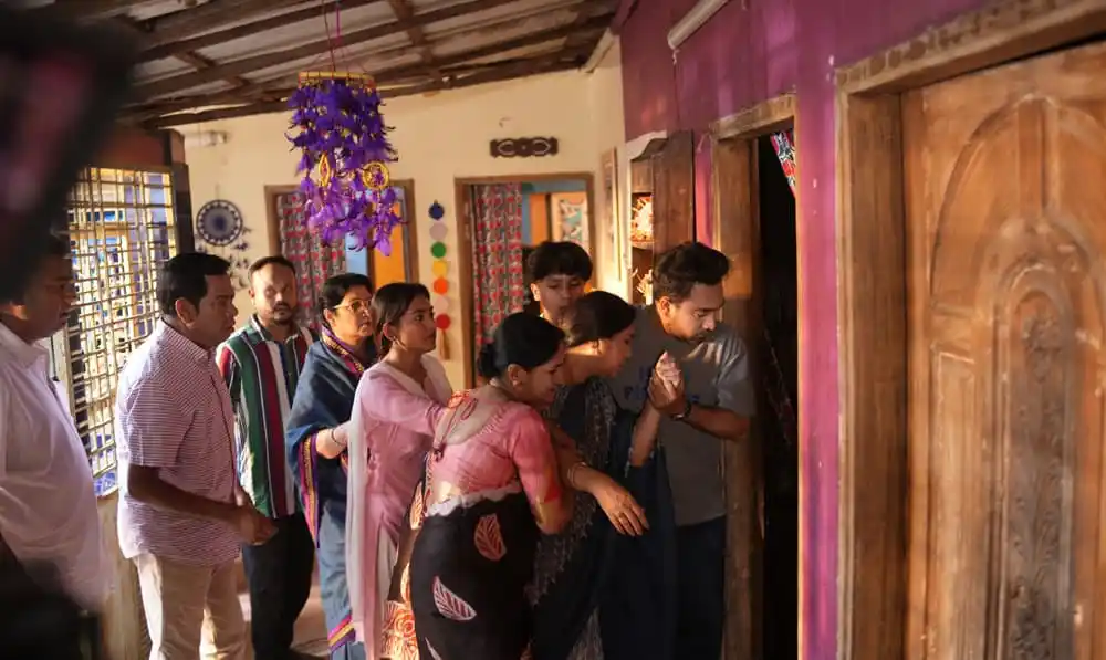 নাটক দেখার জন্য দর্শকদের দীর্ঘ লাইন, নাটকের দৃশ্য. Channel i News - চ্যানেল আই নিউজ