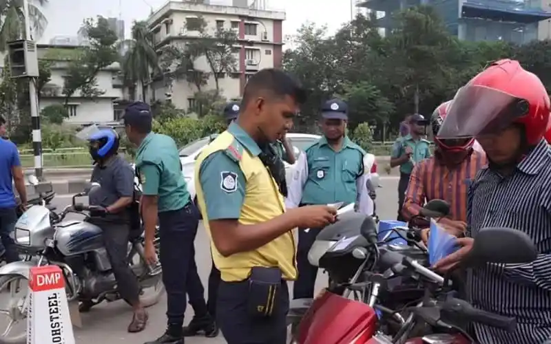ট্রাফিক আইন মানতে ড্রাইভিং লাইসেন্স পরীক্ষা করছে পুলিশ সদস্যরা. Channel i News - চ্যানেল আই নিউজ