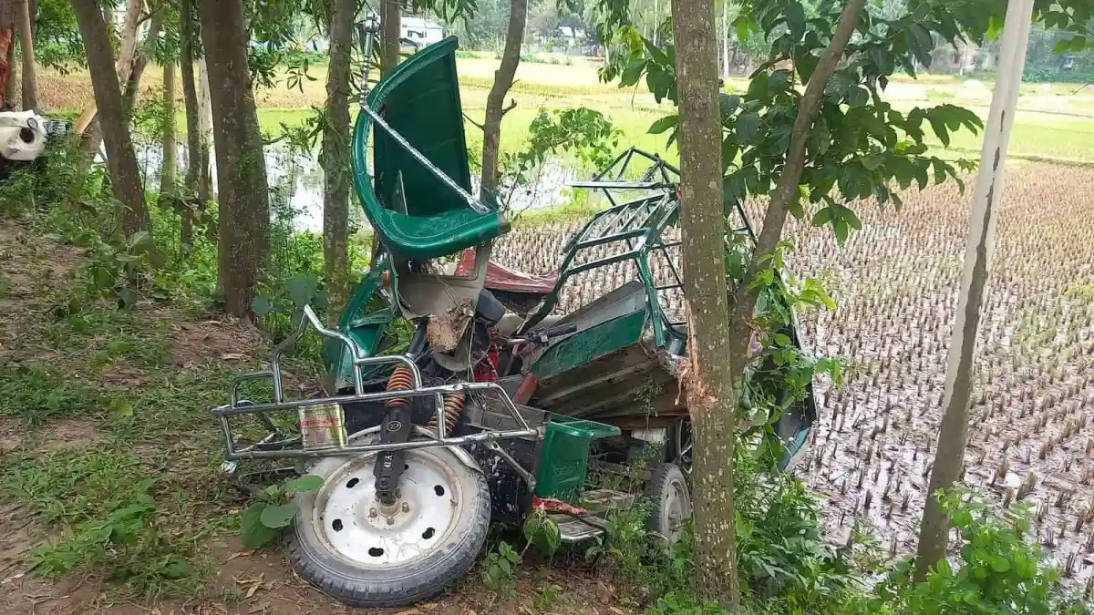 পিকআপ ও অটোরিকশার মুখোমুখি সংঘর্ষের ছবি, গাইবান্ধা।. Channel i News - চ্যানেল আই নিউজ