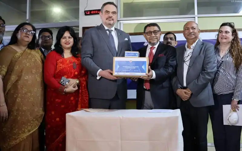 বাংলাদেশে যক্ষ্মা পরীক্ষার কিট ও ওষুধ বিতরণ অনুষ্ঠানে উপস্থিতরা. Channel i News - চ্যানেল আই নিউজ