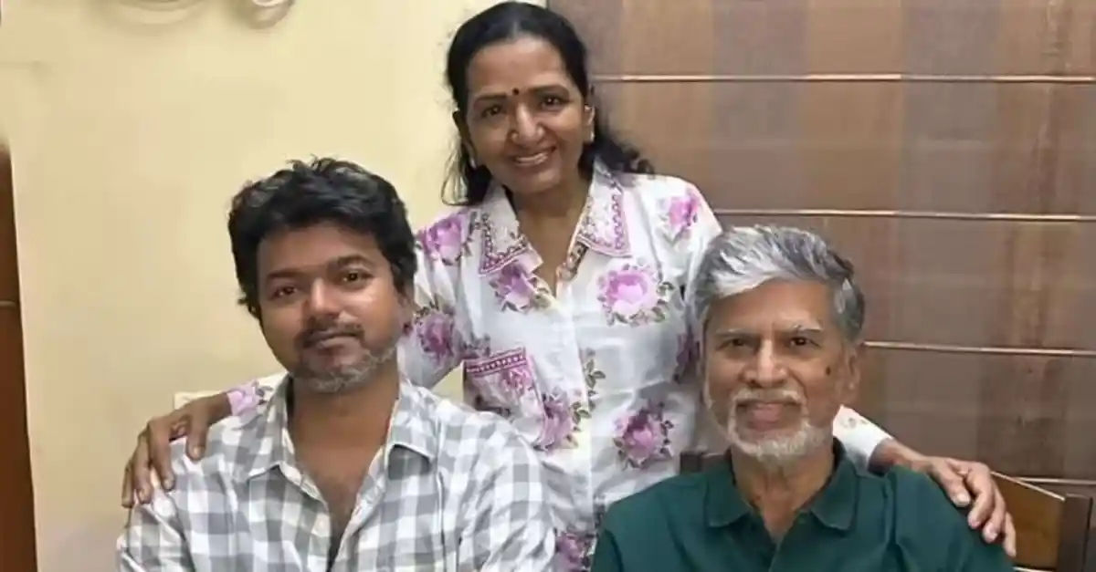 একজন নারী ও দুই পুরুষের হাসিমুখের ছবি, পরিবারিক মুহূর্তের ছবি।. Channel i News - চ্যানেল আই নিউজ