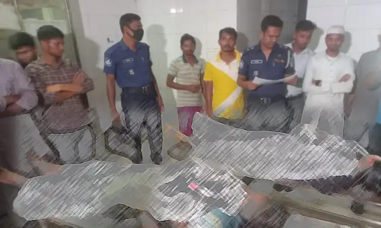 নিহত ব্যক্তিদের মরদেহের পাশে পুলিশ ও স্থানীয়রা উপস্থিত. Channel i News - চ্যানেল আই নিউজ