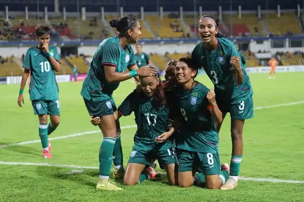 বাংলাদেশ নারী ফুটবল দলের খেলোয়াড়রা গোলের পর উল্লাস করছে. Channel i News - চ্যানেল আই নিউজ