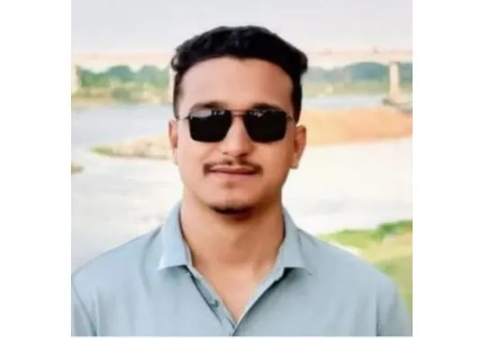 স্মার্ট যুবক সানগ্লাস পরে নদীর পাশে দাঁড়িয়ে. Channel i News - চ্যানেল আই নিউজ