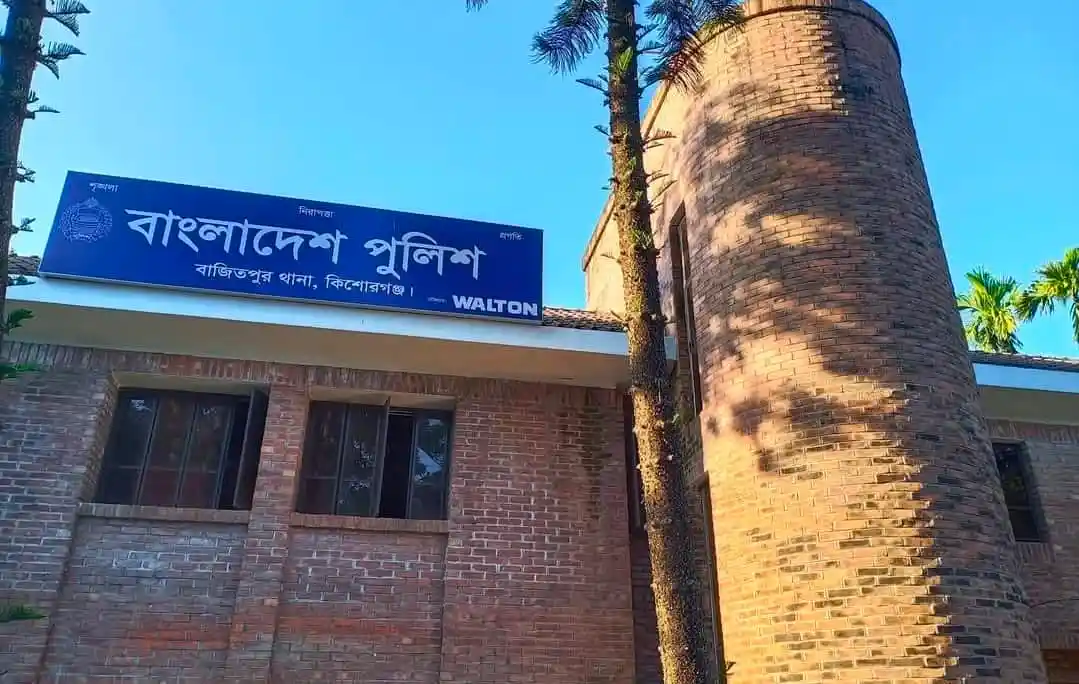 বাংলাদেশ পুলিশ ভবনের ছবি, ব্রিটিশ স্থাপত্যশৈলী ও লোগো দেখা যাচ্ছে. Channel i News - চ্যানেল আই নিউজ