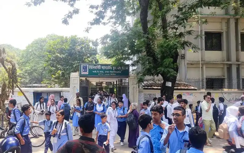 স্কুলে ফিরছে শিক্ষার্থীরা, শিক্ষার্থীদের ব্যাগ ও ইউনিফর্মে ভরা স্কুল গেটের সামনে. Channel i News - চ্যানেল আই নিউজ