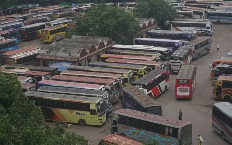 ঢাকার বাস টার্মিনাল বাইরে পার্কিং ও যানজটের দৃশ্য. Channel i News - চ্যানেল আই নিউজ