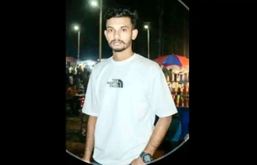 নিরাপদ যুবকের ছবি, রাতের বাজারে দাঁড়িয়ে. Channel i News - চ্যানেল আই নিউজ