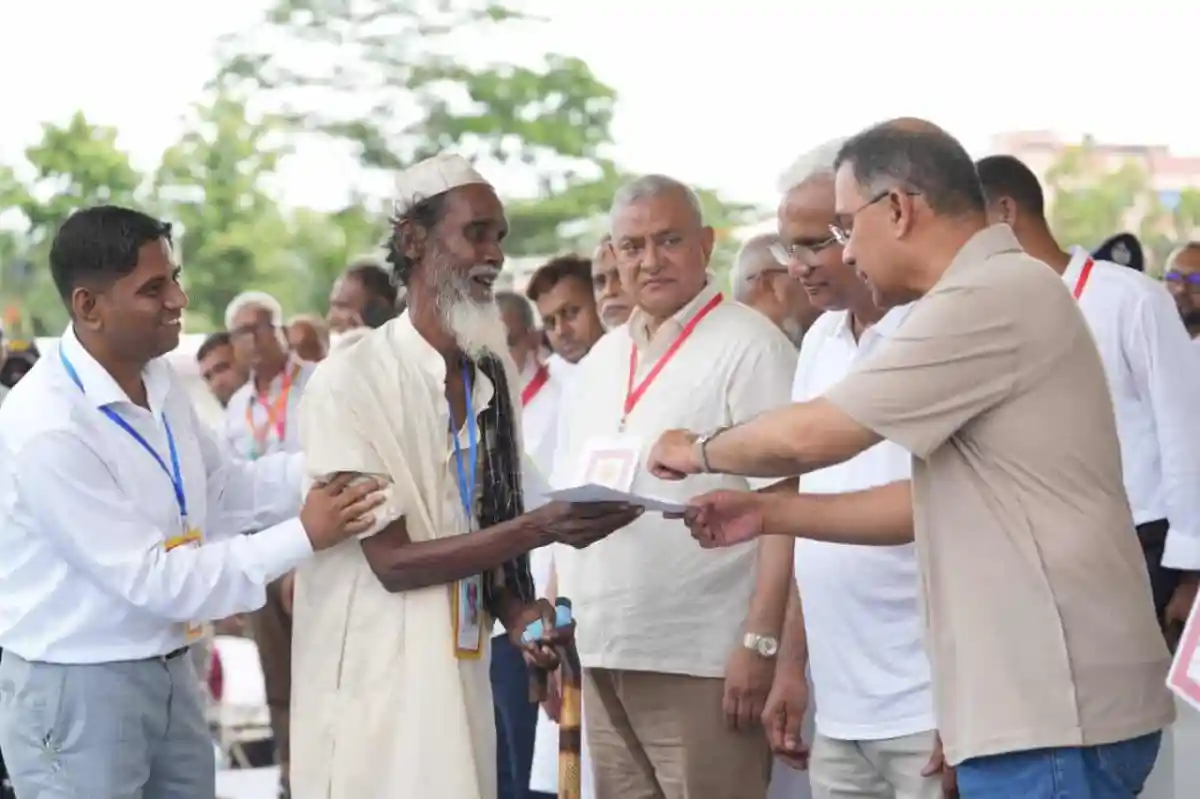 প্রধানমন্ত্রীর সাথে বিএনপি নেতার সাক্ষাৎ, শুভেচ্ছা বিনিময়. Channel i News - চ্যানেল আই নিউজ