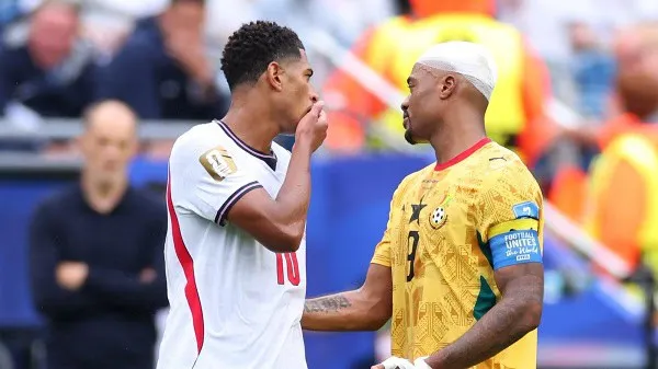 ব্রাজিল ও সার্বিয়ার ফুটবল খেলোয়াড়রা মুখোমুখি, মাঠে আলোচনা করছে. Channel i News - চ্যানেল আই নিউজ