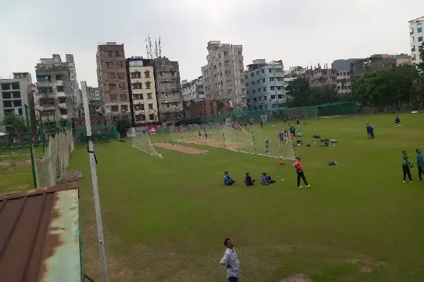 ঢাকার একটি খেলার মাঠে ক্রিকেট অনুশীলন চলছে, বেশ কিছু খেলোয়াড় ও দর্শক উপস্থিত. Channel i News - চ্যানেল আই নিউজ