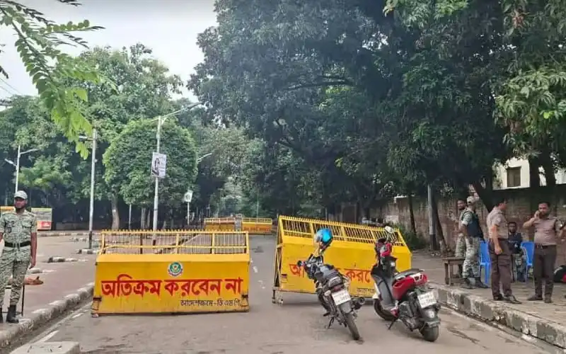 ধানমন্ডি ৩২ এলাকায় কঠোর নিরাপত্তা ব্যবস্থা, পুলিশ ও নিরাপত্তা বাহিনী উপস্থিত. Channel i News - চ্যানেল আই নিউজ