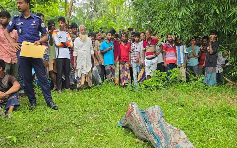 বরগুনায় খাল থেকে মাথাবিহীন মরদেহ উদ্ধার, পুলিশ ও স্থানীয়রা উপস্থিত. Channel i News - চ্যানেল আই নিউজ