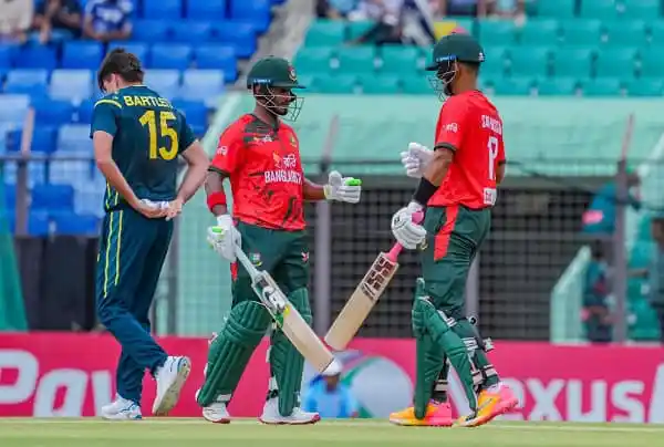 বাংলাদেশ ও শ্রীলঙ্কার ক্রিকেটাররা মাঠে ব্যাটিং করছে।. Channel i News - চ্যানেল আই নিউজ