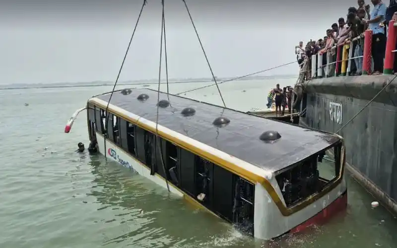 দৌলতদিয়া ফেরি ঘাটে পদ্মায় ডুবে যাওয়া বাসের উদ্ধার কাজ চলছে. Channel i News - চ্যানেল আই নিউজ