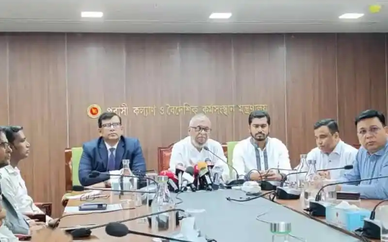 প্রবাসী কল্যাণমন্ত্রী সংবাদ সম্মেলনে বক্তব্য দিচ্ছেন. Channel i News - চ্যানেল আই নিউজ