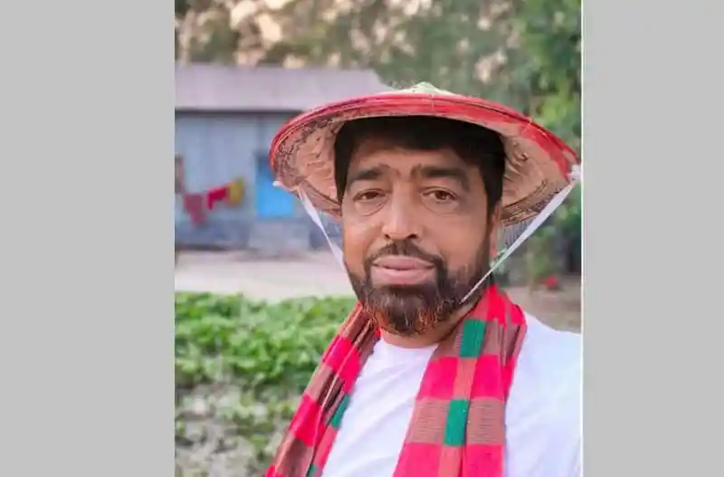 বাংলাদেশের একজন কৃষক, মাথায় পাটের টুপি পরিহিত, কৃষি কাজে ব্যস্ত।. Channel i News - চ্যানেল আই নিউজ