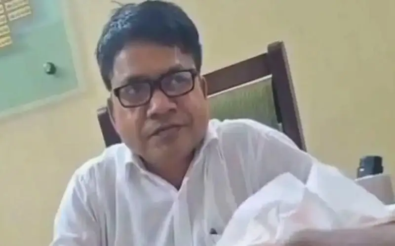 সরকারি কর্মকর্তার কমিশন দাবি করে ভিডিও ভাইরাল, ক্যালকুলেটর ব্যবহার করে. Channel i News - চ্যানেল আই নিউজ