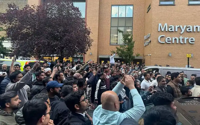 London protests outside Maryam Centre during Hasnat Abdullah's meeting. Channel i News - চ্যানেল আই নিউজ