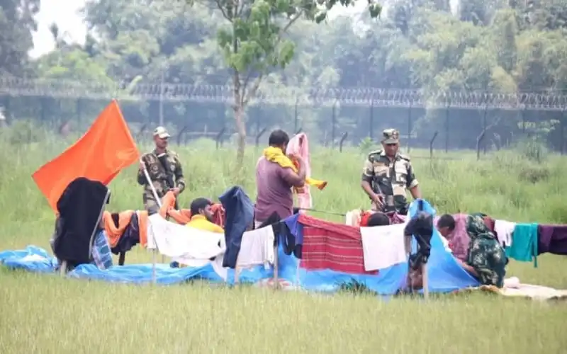 শরণার্থী শিবিরে বাংলাদেশি মুসলমান পরিবার, নিরাপত্তার জন্য সেনা সদস্যরা উপস্থিত. Channel i News - চ্যানেল আই নিউজ