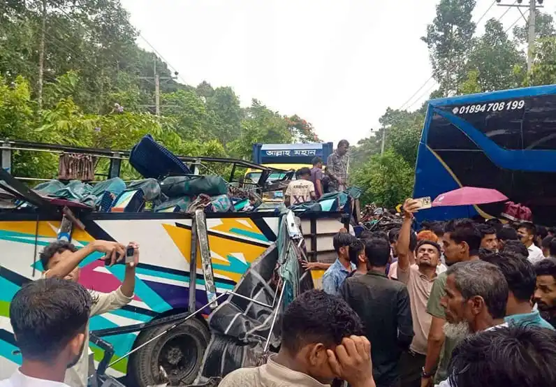 চকরিয়ায় দুই বাসের মুখোমুখি সংঘর্ষের দৃশ্য, নিহত ২. Channel i News - চ্যানেল আই নিউজ