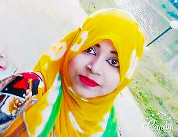 বাংলাদেশের একজন নারী, হলুদ হিজাব পরা, হাস্যোজ্জ্বল ছবি. Channel i News - চ্যানেল আই নিউজ
