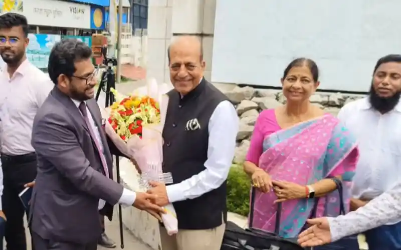 দীনেশ ত্রিবেদীকে ফুলের তোড়া উপহার দিচ্ছেন একজন ব্যক্তি. Channel i News - চ্যানেল আই নিউজ