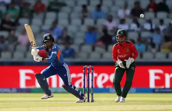 বাংলাদেশ ও ভারতের ক্রিকেট ম্যাচে ব্যাটসম্যান ও উইকেটরক্ষক খেলোয়াড়রা মাঠে. Channel i News - চ্যানেল আই নিউজ