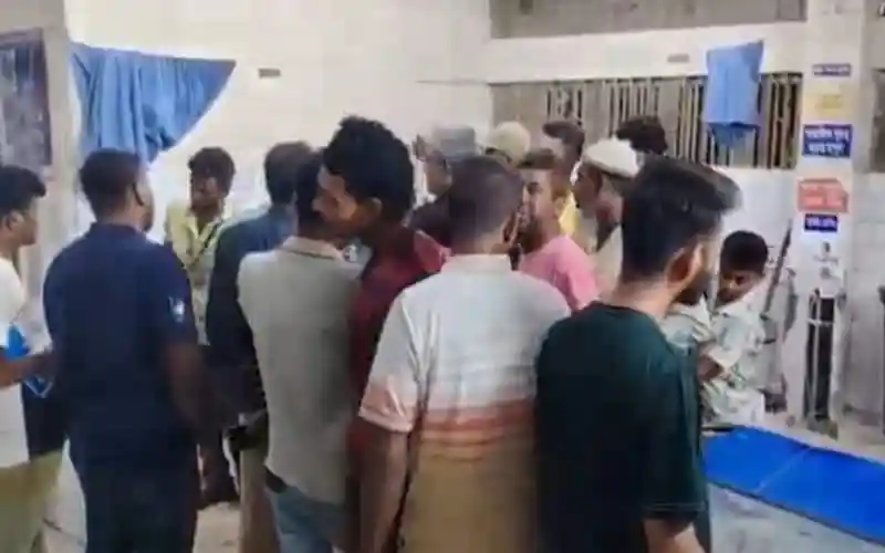 নাতনিকে ইভটিজিংয়ের প্রতিবাদে সংঘর্ষের সময় জনতা. Channel i News - চ্যানেল আই নিউজ
