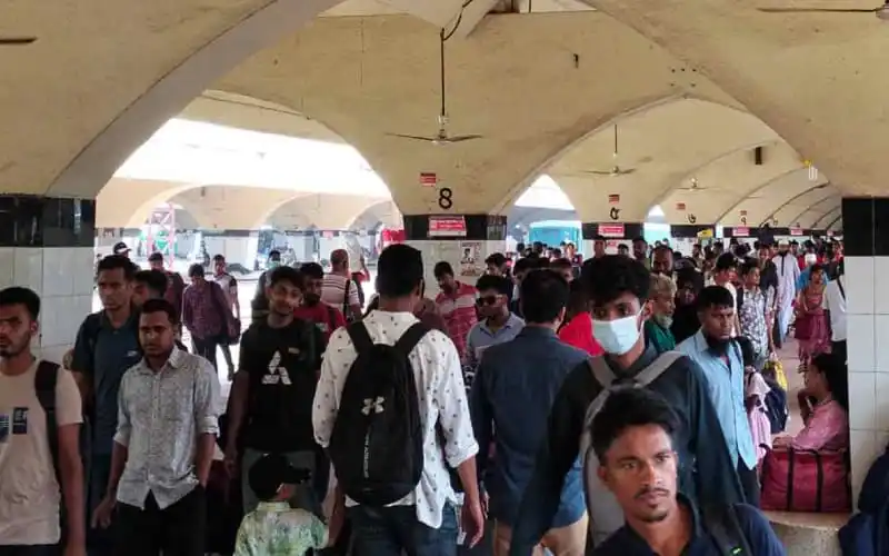 ঈদের ছুটি শেষে কমলাপুর স্টেশনে ঢাকামুখী মানুষের ভিড়. Channel i News - চ্যানেল আই নিউজ