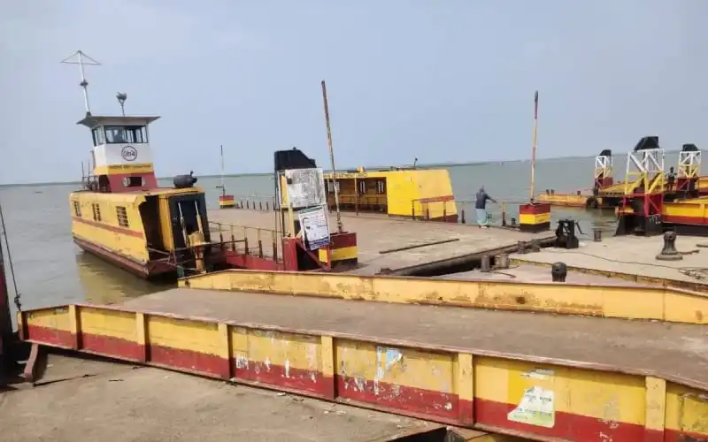 কিশোরগঞ্জ হাওরে ফেরি চলাচল বন্ধ, ভাঙা ঘাটের সংযোগের ছবি।. Channel i News - চ্যানেল আই নিউজ