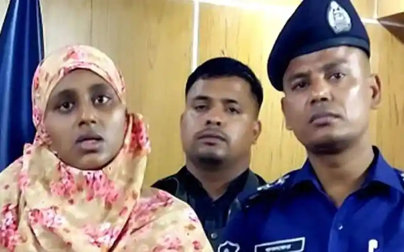 নবজাতক উদ্ধার ও মায়ের কোলে ফিরিয়ে দেওয়ার সময় পুলিশ সদস্যরা. Channel i News - চ্যানেল আই নিউজ
