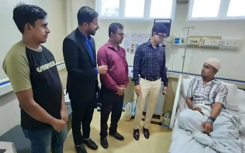 চিকিৎসাধীন রোগীর সাথে দেখা করতে আসা ব্যক্তিরা. Channel i News - চ্যানেল আই নিউজ