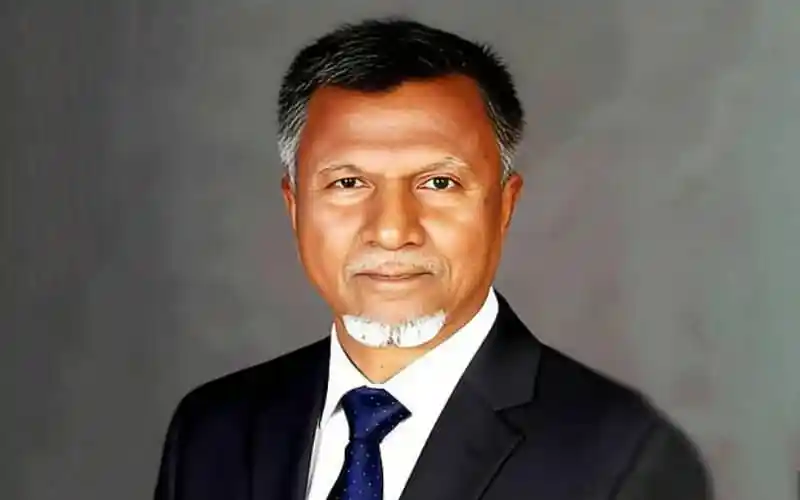 বাংলাদেশের একজন সরকারি কর্মকর্তা পোর্ট্রেট, অফিসিয়াল পোশাক পরিহিত. Channel i News - চ্যানেল আই নিউজ