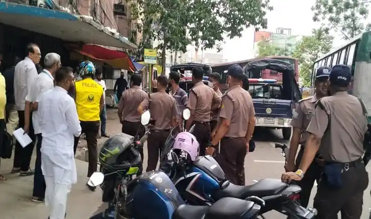 ব্যাংকের সামনে গুলির ঘটনায় পুলিশ ও স্থানীয়রা উপস্থিত. Channel i News - চ্যানেল আই নিউজ